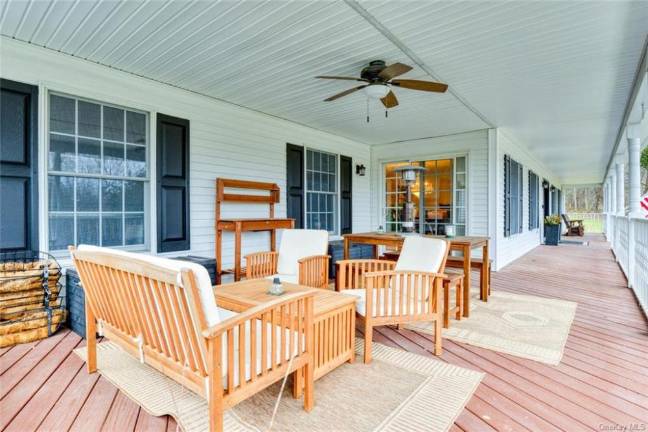 Eye-catching country colonial in Warwick