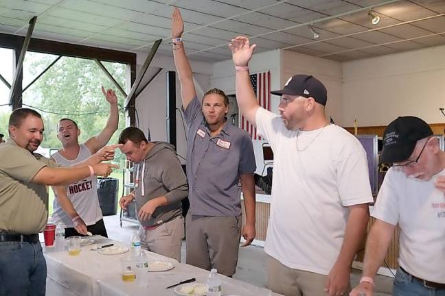 Emcee Paul Ruszkiewicz points to the winner, Mike Stubeck, in a tight bite to the finish. Photos provided by Jerry Zimmerman.