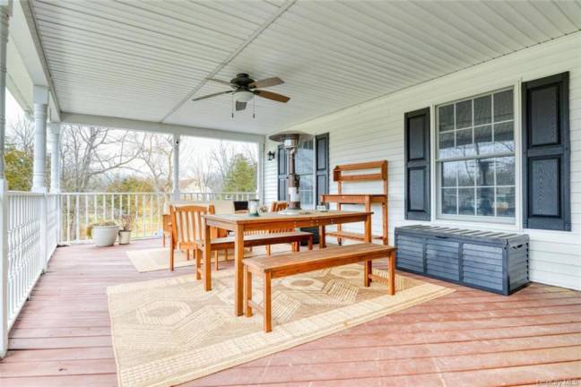 Eye-catching country colonial in Warwick