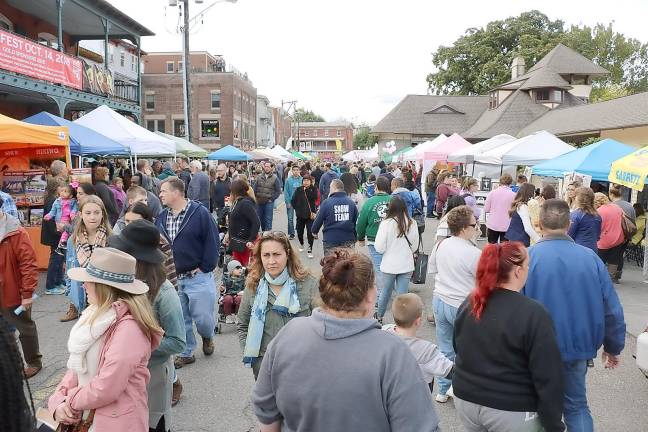 Warwick to celebrate 31st Applefest Oct. 6 A scene from Railroad Avenue during last year's Applefest.