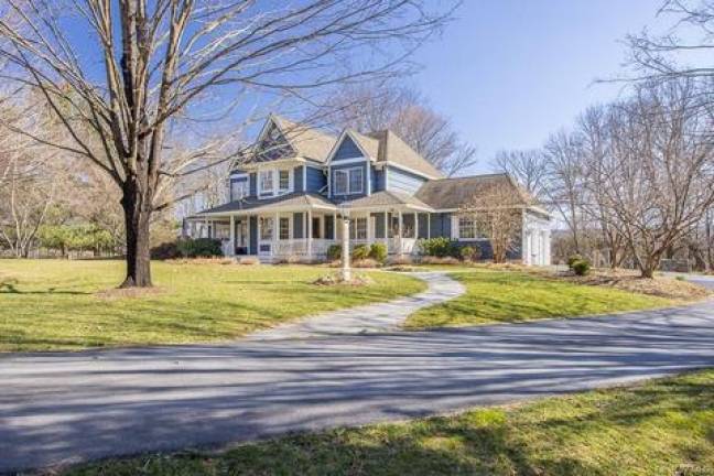 Stylish, classic colonial in great area Stylish, classic colonial in great area