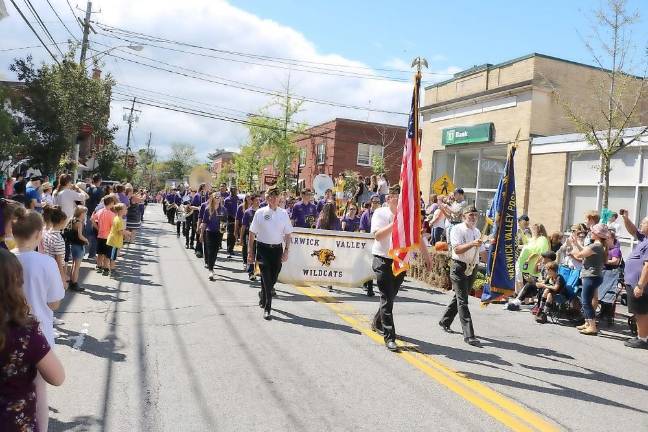 Judging by the huge turnout of onlookers along Main Street eagerly awaiting the traditional Homecoming Day Parade on Saturday, Sept. 15, it was a good day for Warwick.