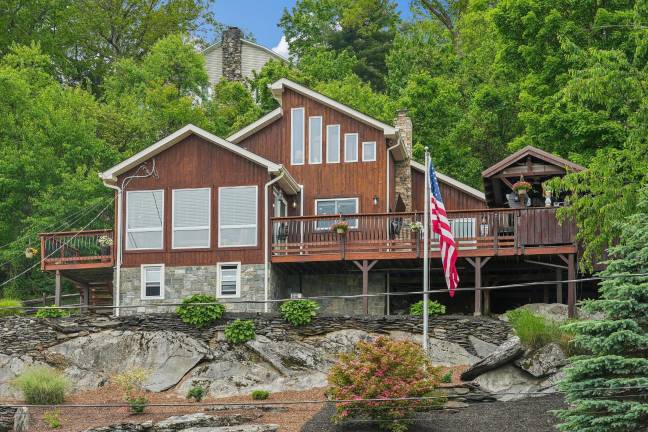 Modern Retreat in Greenwood Lake Modern Retreat in Greenwood Lake