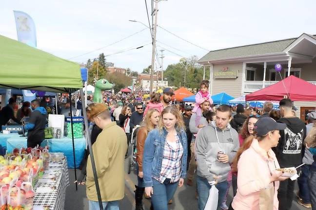 Warwick to celebrate 31st Applefest Oct. 6 A scene from South Street during last year's Applefest.