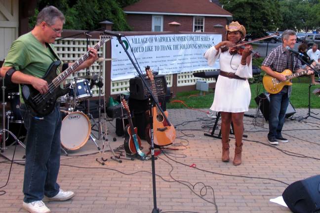 E’lissa Jones draws record crowd at Warwick Summer Concert series The Eílissa Jones band.