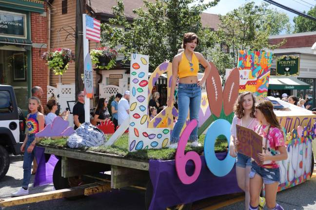 Crowds enjoy Homecoming Day Parade on Main Street Photo by Roger Gavan The freshman 1960s float.