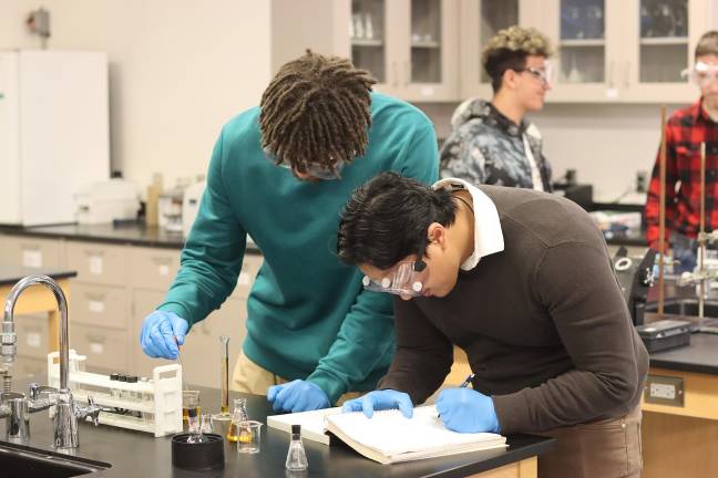 Back to class to boost career SUNY Orange students at work in a lab. (Photos courtesy of SUNY Orange)