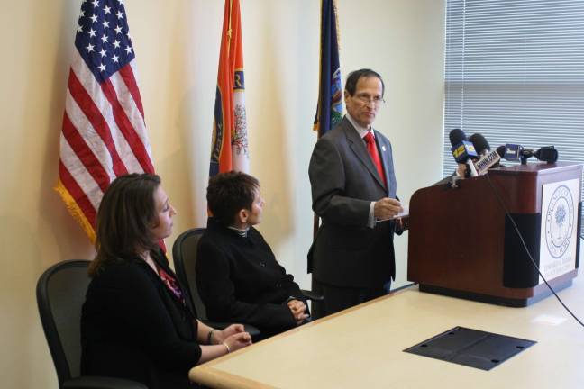 Ed Diana faces liver failure Daughter Danielle and wife Mary listen to Orange County Executive Ed Diana deliver news about his failing liver on Wednesday, Oct. 28. (Image courtesy the Office of the County Executive)