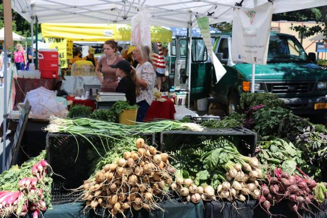 Farmers Market to remain open every Sunday until Nov. 18 for Thanksgiving Day shopping Pictured here mid-season, the Warwick Farmers Market will remain open on Sundays from 9 a.m. to 2 p.m. until Nov. 18, the last Sunday before Thanksgiving Day.