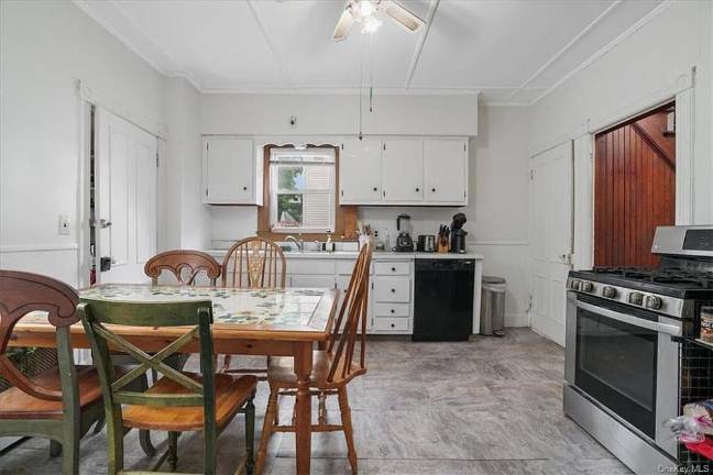 Vintage home offers yesteryear charm Vintage home offers yesteryear charm