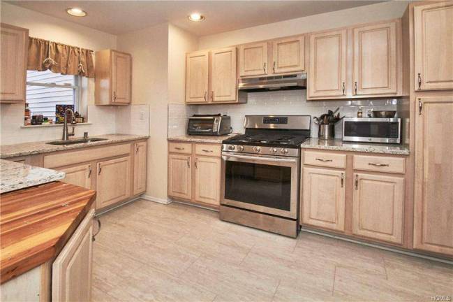 A wonderful home awaits with an excellent location and a maintenance-free lifestyle A wonderful home awaits with an excellent location and a maintenance-free lifestyle