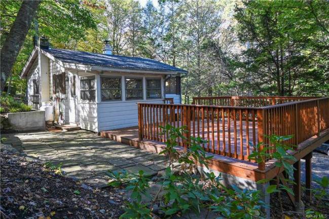 Cute as a button bungalow near Cascade Lake