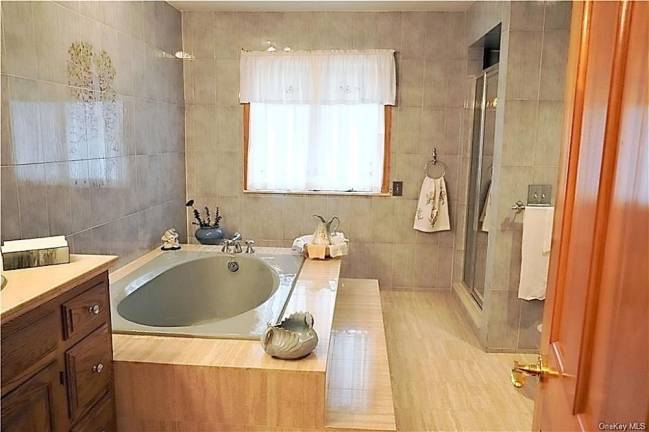 Land, luxury and opportunity in Warwick Land, luxury and opportunity in Warwick