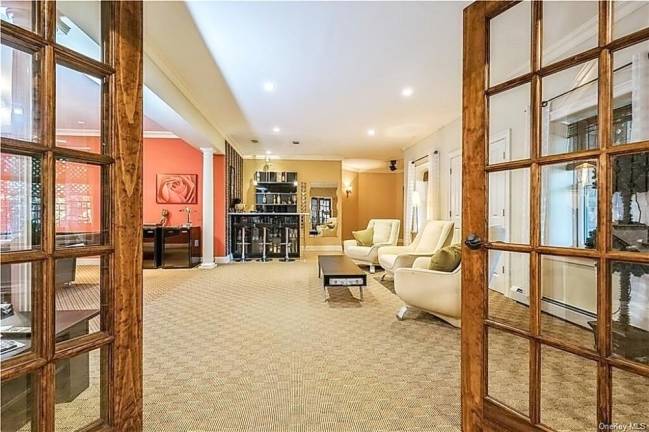 Spacious 4-bed, 4-bath house with stylish details, pool and amenities