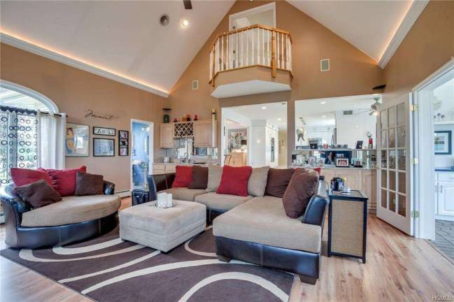 Spacious, impeccable and well-appointed Spacious, impeccable and well-appointed