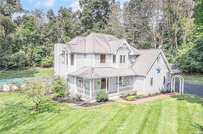 Three levels with lovely details and new custom features on 1.4 country acres with pool Three levels with lovely details and new custom features on 1.4 country acres with pool