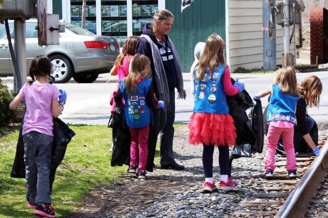 Warwick swept clean Photo by Sarah Armand On Friday, April 25, members of Daisy Troop 292 spruced up the area in and around Railroad Green.