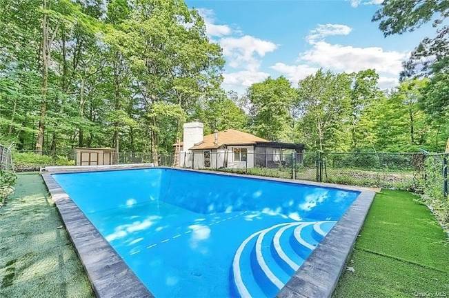 Stylish home with land, pool and sporting opportunities, near town life too