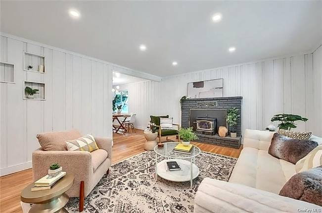 Stylish home with land, pool and sporting opportunities, near town life too Stylish home with land, pool and sporting opportunities, near town life too