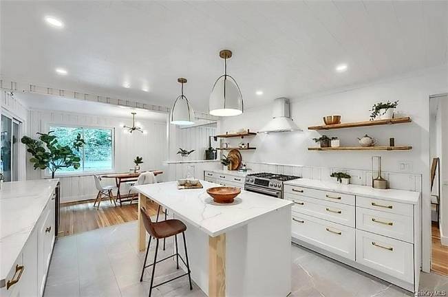 Stylish home with land, pool and sporting opportunities, near town life too Stylish home with land, pool and sporting opportunities, near town life too