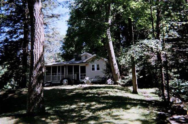 Millpond: One of a kind estate in Bellvale Rental cottage.