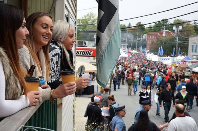 Applefest 2016 draws large crowds despite light rain and cooler weather First-time Applefesters Samantha Lapointe, Britta Hampel and Rachel Hampel, all of Ringwood, N.J., take a break to enjoy some coffee at the Tuscan Caf‡© on South Street while watching the crowd. They said they had already visited all the craft booths and picked out what they wanted to buy, so their plan was to go back and make some purchases after their coffee break.