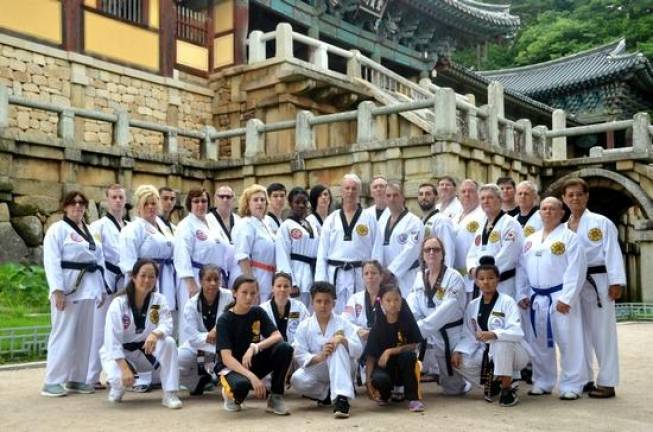 During their visit to South Korea, Chosun students visited Bulguksa Temple, which is considered a masterpiece of the golden age of Buddhist art in the Silla kingdom.