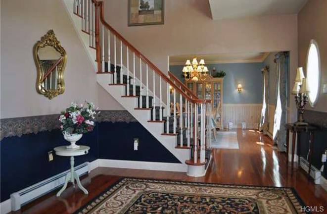 This federal style colonial leaves an impression This federal style colonial leaves an impression