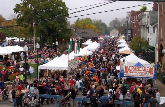 Applefest crowds exceed expectations and break records despite light rain Photos by Roger Gavan The Applefest crowd as seen along Railroad Avenue.