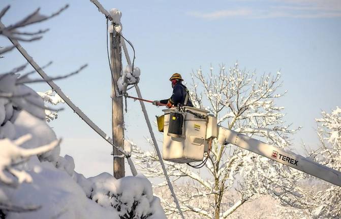 O&amp;R worker restoring power to Warwick customers.