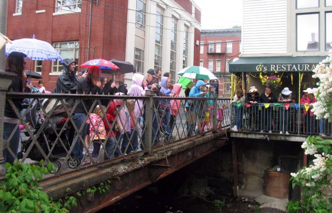 Warwick’s 23rd annual Duck Derby held Sunday, May 19 Although the weather resulted in a lighter turnout, visitors and newcomers could understandably be excused for wondering why hundreds of adults and children came out in the rain to crowd the bridges or run along the banks of Wawayanda Creek in the downtown area of the Village.