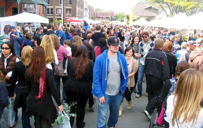 Applefest draws thousands - again Applefest draws thousands - again