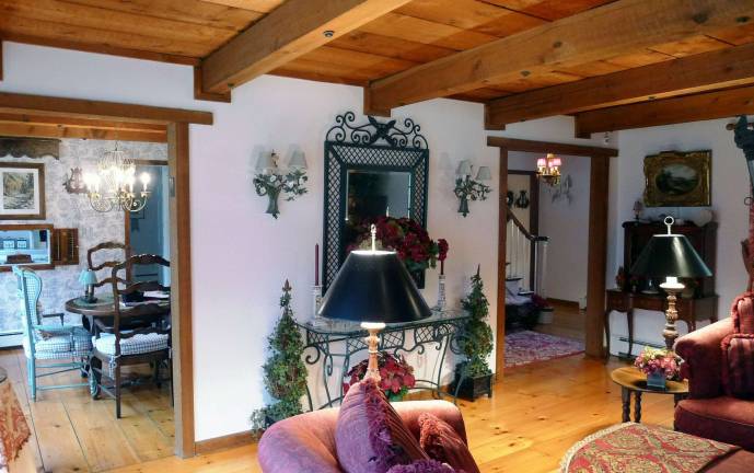 This wonderful home is great as a week-end retreat or full-time residence This wonderful home is great as a week-end retreat or full-time residence