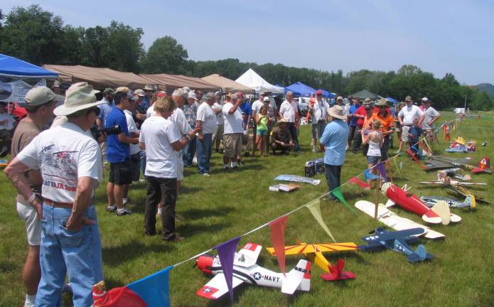 Warwick airport hosts ‘Electric Fun Fly’ Photos by Roger Gavan On each day, contest director Richard Landis held a raffle for valuable prizes.
