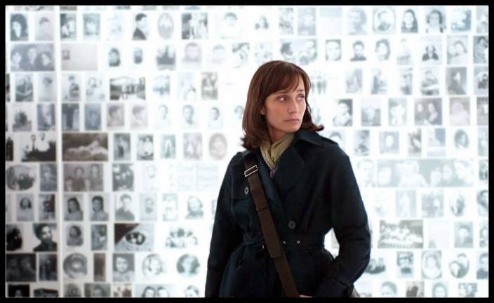 Florida library to mark Holocaust Remembrance Day on April 28 Kristin Scott Thomas portrays the journalist Julia Jarmond in the movie þÄúSarahþÄôs Key,þÄù based on the bestselling novel by Tatiana de Rosnay. The movie will be shown Sunday, April 28, at the Florida Public Library.