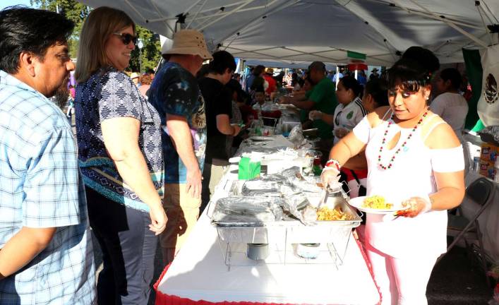 Bienvenidos After arriving at Railroad Green and throughout the evening everyone was invited to sample the free food tastings of cuisine from Honduras, Guatemala, Mexico, the Dominican Republic, Puerto Rico, and El Salvador.