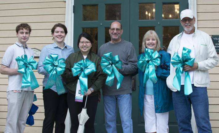 Horizon Family Medical/Touro students, local cancer survivor ‘Turn the Town Teal’ Photo by Michael Rogers/HFMG Local ovarian cancer survivor Kathy Colquhoun and a group of Horizon Family Medical Group/Touro College of Osteopathic Medicine students “Turned the Town Teal” on Friday, Aug. 31, to raise awareness of ovarian cancer.
