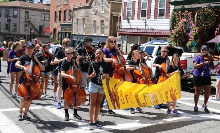 Crowds enjoy Homecoming Day Parade on Main Street Photo by Roger Gavan The popular Wire Choir.