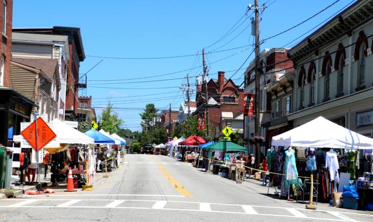 Annual July Sidewalk Sale enjoys great weather and another record number of shoppers Photos by Roger Gavan The general consensus about this year’s annual sidewalk sale, held on Saturday, July 13, and Sunday, July 14, was that it was a record success and many of the merchants liked the idea that everything was on Main Street.