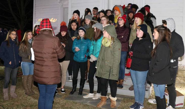 Record crowd at Warwick's Christmas Tree lighting and early Santa visit Before the tree lighting, students involved in the Warwick Valley High School Chorus Program and some members of the Meistersingers treated the audience to a selection of traditional Christmas songs.
