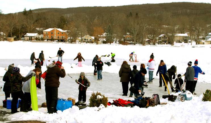 (S)no problem Photo by Ed Bailey On Sunday, the day before Water Storm Juno, people play hockey, skate, and pull sleds on Greenwood Lake.