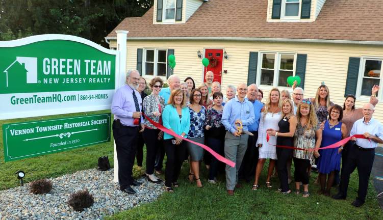 Green Team celebrates grand opening of new office building in Vernon, N.J. Photo by Roger Gavan On Thursday, Sept. 13, members of the Warwick and Vernon Chambers of Commerce joined Geoff Green (center), his New Jersey partners and sales associates to celebrate the official opening of the firm’s new office building at 293 South Route 94 in Vernon, N.J., with a ribbon-cutting ceremony.