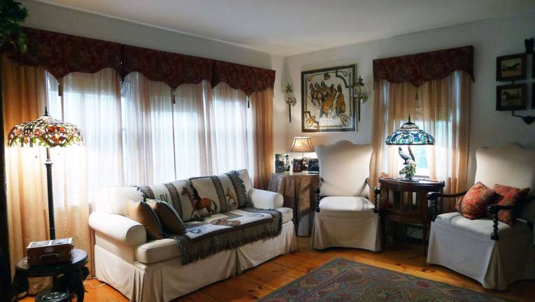 This wonderful home is great as a week-end retreat or full-time residence This wonderful home is great as a week-end retreat or full-time residence
