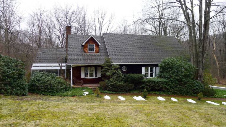 This wonderful home is great as a week-end retreat or full-time residence This wonderful home is great as a week-end retreat or full-time residence