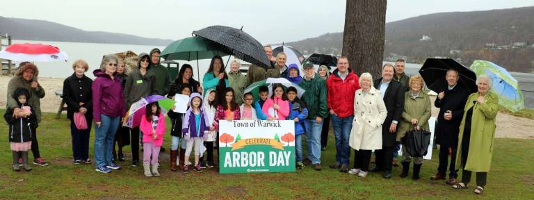 Village of Greenwood Lake celebrates Arbor Day at Thomas Morahan Park Photos by Roger Gavan On Friday, April 27, everyone stood in the rain, heavy at times, to celebrate the planting of a Black Tupelo tree in the picturesque Thomas Morahan Waterfront Park. The Arbor Day celebration in Greenwood Lake was organized by the Town of Warwick Tree Commission and the Warwick Valley Gardeners.