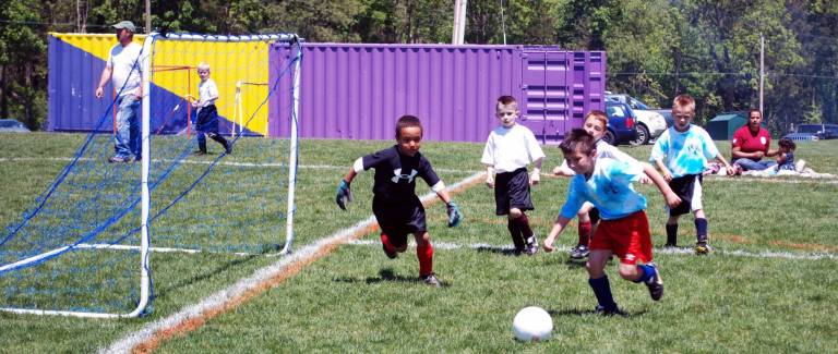 Warwick Soccer Club hosts first club tournament Photos by Craig Shields On Saturday, May 19, Warwick Soccer Club held its first tournament for players in the U7, 8 and 9 pre-travel program during the spring seasonís Family Fun Day.