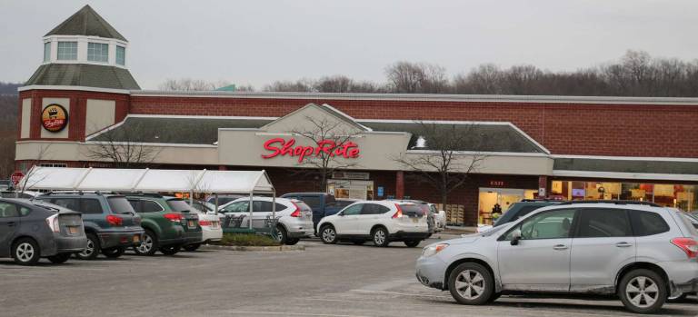 Warwick ShopRite planning expansion Photos by Roger Gavan Warwick ShopRite will expand by nearly 12,000 square feet to accommodate its fresh food, local and organic products.