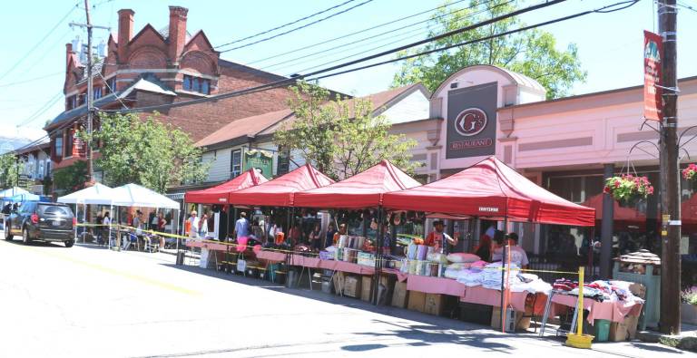 Annual July Sidewalk Sale enjoys great weather and record crowds Many of the visitors took an opportunity to enjoy outdoor dining.