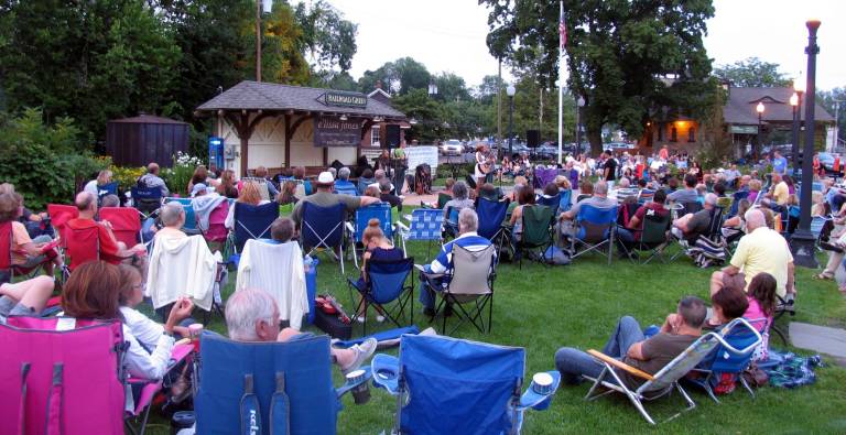 E’lissa Jones draws record crowd at Warwick Summer Concert series Photo by Roger Gavan Railroad Avenue was closed to traffic on Saturday evening, Aug. 17. And the audience for the E'lissa Jones concert on Railroad Green stretched from the park stage to the far side of the street.