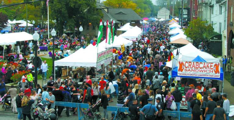 Business community year in review 2013 It seems that Applefest, WarwickþÄôs largest and most well attended event, has always enjoyed pretty good weather. Although, in 1989, the very first Applefest was almost wiped out by Hurricane Hugo, which struck this area in the early afternoon. Since then, however, itþÄôs generally been clear sailing. But on Sunday, October 6, a light, or, what they call in Ireland, a þÄúsoft rain,þÄù fell throughout the day. Was that a big disappointment. No, it was a bigger crowd, perhaps a record to date.